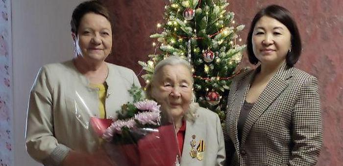 В Турочаке поздравили с 95-летием труженицу тыла Анфизу Погодаеву