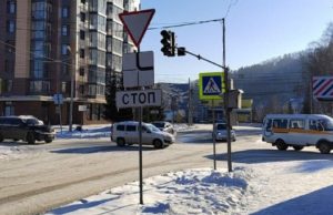 В Горно-Алтайске из-за ДТП сломался светофор на оживленном перекрестке В Горно-Алтайске из-за ДТП сломался светофор на оживленном перекрестке