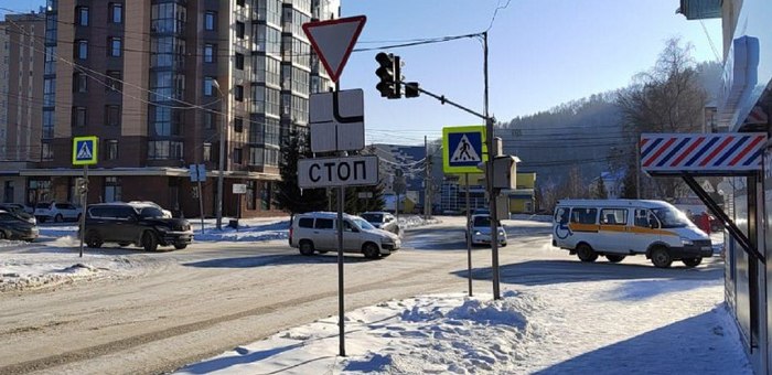 В Горно-Алтайске из-за ДТП сломался светофор на оживленном перекрестке