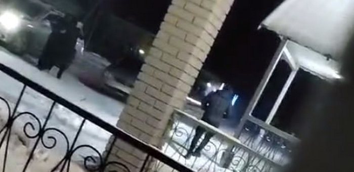 В Чое мужчина открыл стрельбу около бара