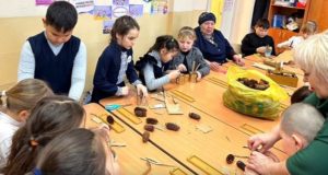 Ученики Шебалинской школы делают окопные свечи для фронта Ученики Шебалинской школы делают окопные свечи для бойцов СВО