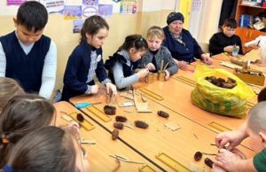 Ученики Шебалинской школы делают окопные свечи для бойцов СВО