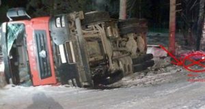 Грузовик съехал с дороги и опрокинулся в Майминском районе Грузовик съехал с дороги и опрокинулся в Майминском районе