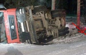 Грузовик съехал с дороги и опрокинулся в Майминском районе Грузовик съехал с дороги и опрокинулся в Майминском районе