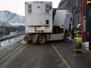 Грузовой тягач врезался в скалу в Онгудайском районе Грузовой тягач врезался в скалу в Онгудайском районе