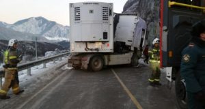 Грузовой тягач врезался в скалу в Онгудайском районе Грузовой тягач врезался в скалу в Онгудайском районе