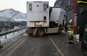 Грузовой тягач врезался в скалу в Онгудайском районе