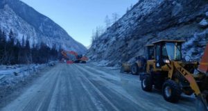 Движение на пострадавшем от камнепада участке Чуйского тракта частично восстановлено
