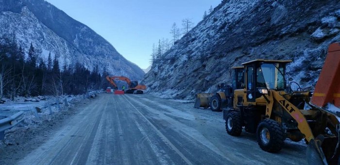 Движение на пострадавшем от камнепада участке Чуйского тракта частично восстановлено