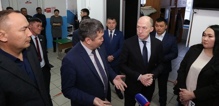 Олег Хорохордин в Кош-Агачском районе посетил школу и открыл новый ФАП