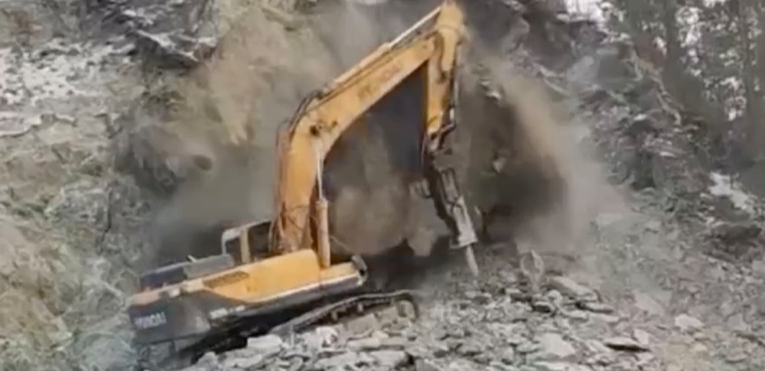 ЧП на Аскатском боме: из-за обвала скалы едва не погиб дорожный рабочий