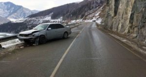 В Онгудайском районе иномарка врезалась в скалу, пострадали два человека