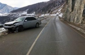 В Онгудайском районе иномарка врезалась в скалу, пострадали два человека
