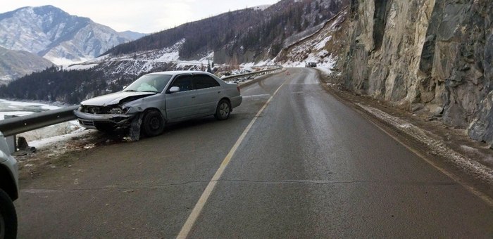 В Онгудайском районе иномарка врезалась в скалу, пострадали два человека