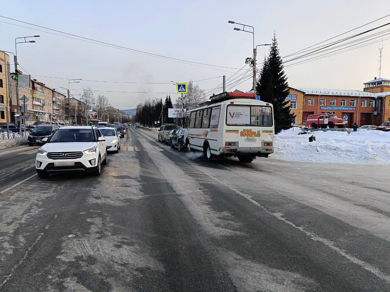 Массовое ДТП с автобусом произошло в Горно-Алтайске 