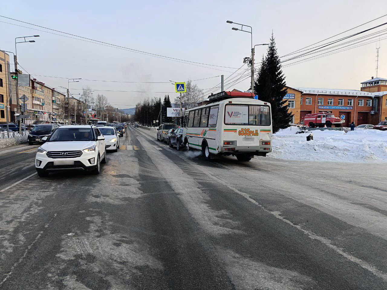 Массовое ДТП с автобусом произошло в Горно-Алтайске