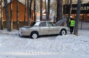«Волга» влетела в дерево на въезде в Элекмонар