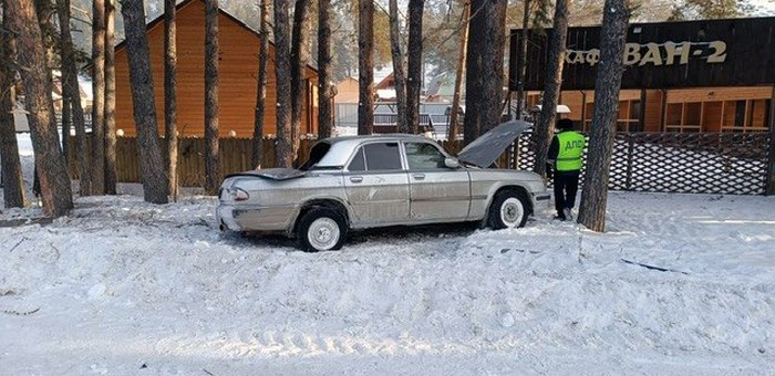 «Волга» влетела в дерево на въезде в Элекмонар