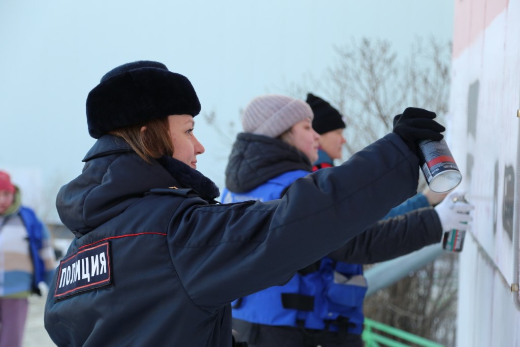 В Горно-Алтайске волонтеры и полиция закрашивают опасные надписи
