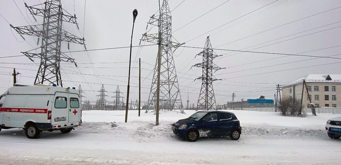 В Майме горожанка на «Тойоте» врезалась в опору ЛЭП