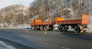 КАМАЗ столкнулся с «Ленд Крузером» в Майме КАМАЗ столкнулся с «Ленд Крузером» в Майме