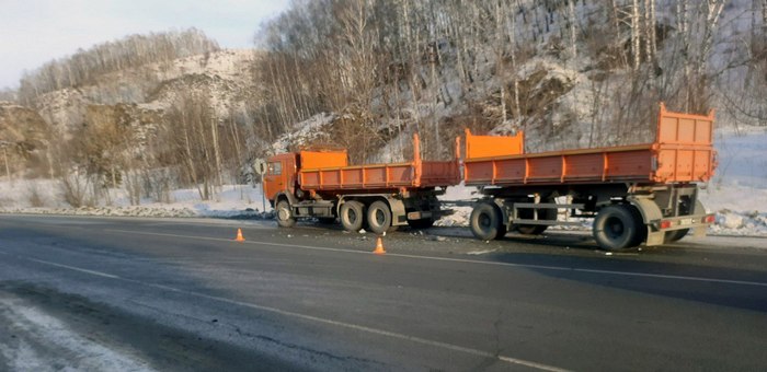 КАМАЗ столкнулся с «Ленд Крузером» в Майме