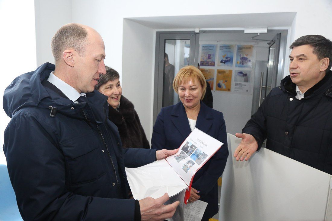 Олег Хорохордин в Турочаке навестил семью участника СВО и проверил работу почтового отделения 