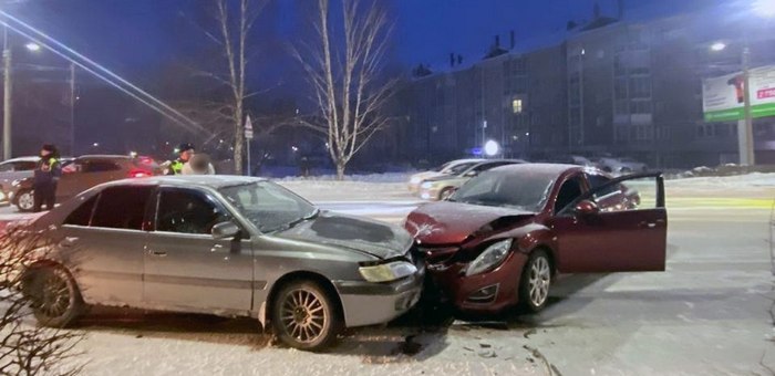 «Мазда» и «Тойота» столкнулись в Горно-Алтайске, пострадал ребенок