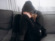В Горно-Алтайске многодетная мать пошла под суд за издевательства над дочерью В Горно-Алтайске многодетная мать пошла под суд за избиение дочери