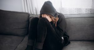 В Горно-Алтайске многодетная мать пошла под суд за издевательства над дочерью В Горно-Алтайске многодетная мать пошла под суд за избиение дочери