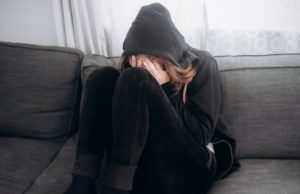 В Горно-Алтайске многодетная мать пошла под суд за издевательства над дочерью В Горно-Алтайске многодетная мать пошла под суд за избиение дочери