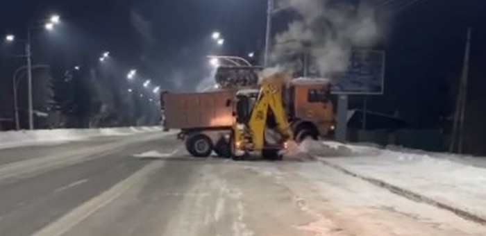 С улиц Горно-Алтайска за месяц вывезли сотни КАМАЗов снега