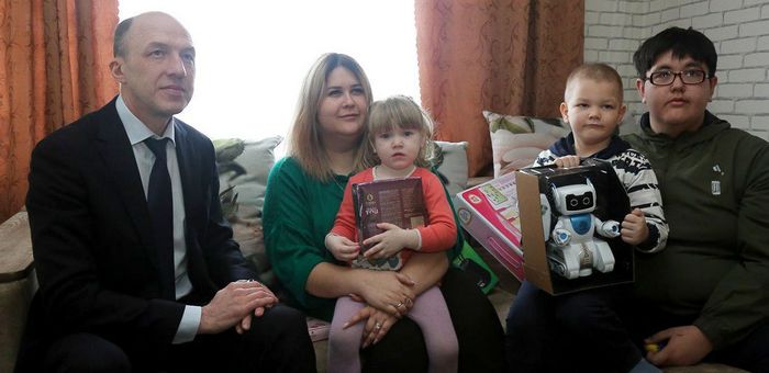 Олег Хорохордин в Турочаке навестил семью участника СВО и проверил работу почтового отделения