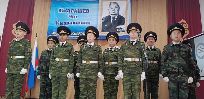 Мемориальную доску Чету Кыдрашеву открыли в Усть-Кане 