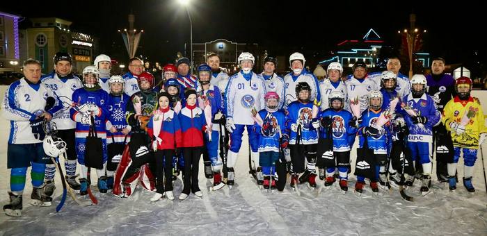 Глава республики сыграл в хоккей с детскими командами