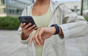 Россияне в праздничные дни предпочли смартфонам смарт-часы и фитнес-браслеты