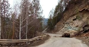 Огромный булыжник упал на дорогу в Чемальском районе