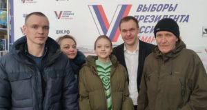 На выборы президента в Республике Алтай приходят целыми семьями