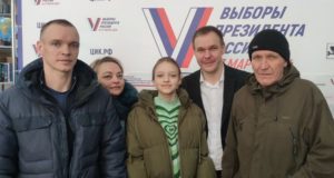 На выборы президента в Республике Алтай приходят целыми семьями На выборы президента в Республике Алтай приходят целыми семьями