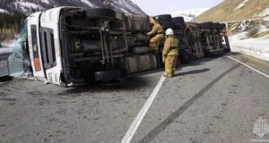 В Кош-Агачском районе опрокинулся бензовоз, топливо разлилось на федеральную трассу