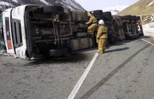 В Кош-Агачском районе опрокинулся бензовоз, топливо разлилось на федеральную трассу В Кош-Агачском районе опрокинулся бензовоз, топливо разлилось на федеральную трассу