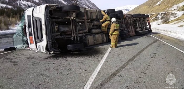В Кош-Агачском районе опрокинулся бензовоз, топливо разлилось на федеральную трассу