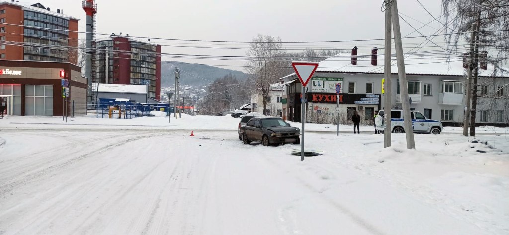 Две «Тойоты» не смогли разъехаться в Горно-Алтайске, пострадал один из водителей