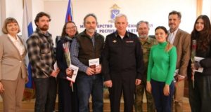 На Алтае вручили российские паспорта гражданам, прибывшим из Австралии и Киргизии На Алтае вручили российские паспорта гражданам, прибывшим из Австралии и Киргизии