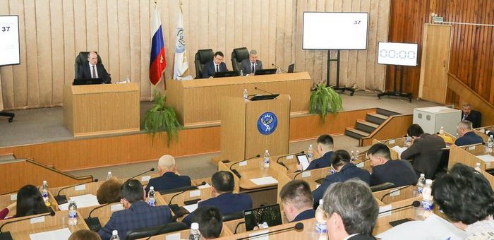 Бюджет, поддержка семей, патриотическое воспитание: в Республике Алтай прошла сессия Госсобрания