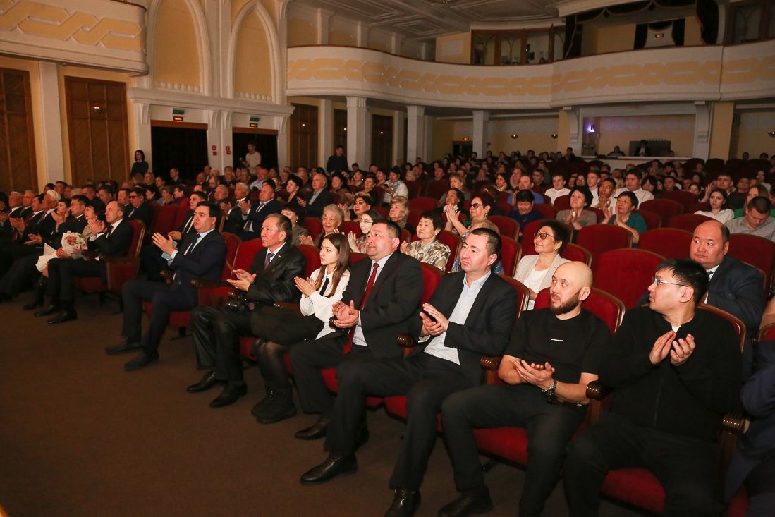 В Горно-Алтайске почтили память Михаила Карамаева