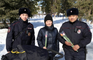 В Горно-Алтайске сотрудники патрульно-постовой службы поздравили женщин с наступающим праздником