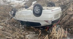 У Кызыл-Озека перевернулась иномарка, водитель был пьян У Кызыл-Озека перевернулась иномарка: водитель был пьян