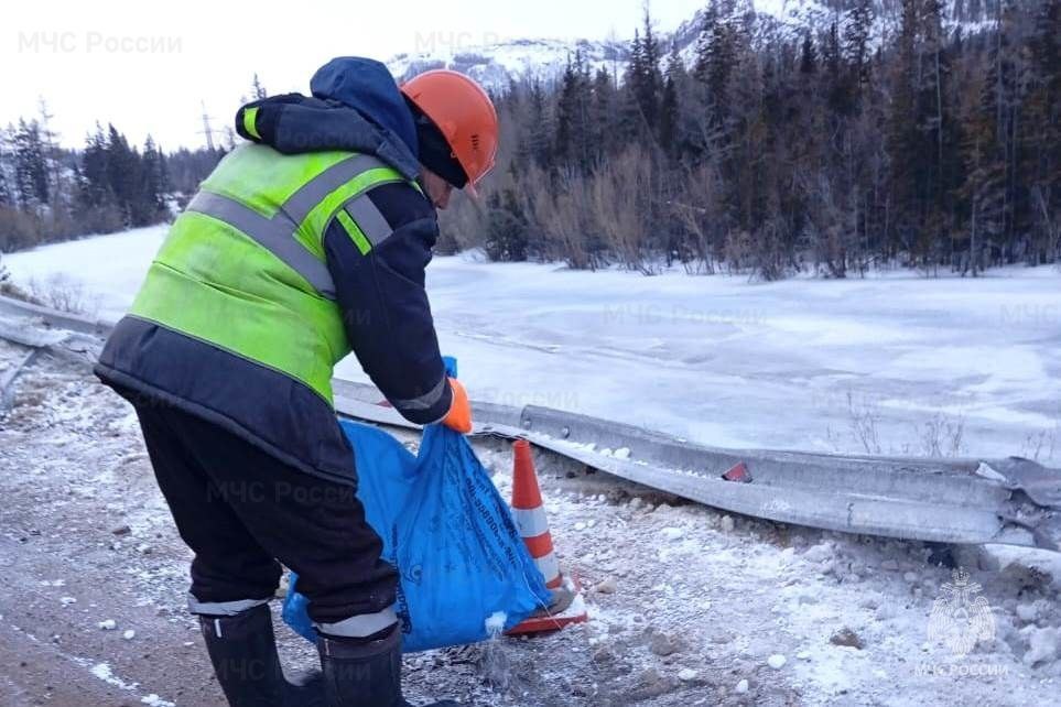 Последствия разлива топлива устраняют в Кош-Агачском районе 