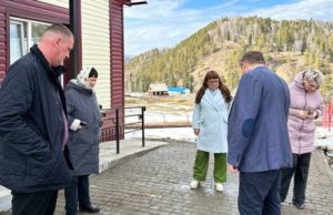 В Среднем Сайдысе проверили ход строительства ФАПа В Среднем Сайдысе проверили ход строительства ФАПа